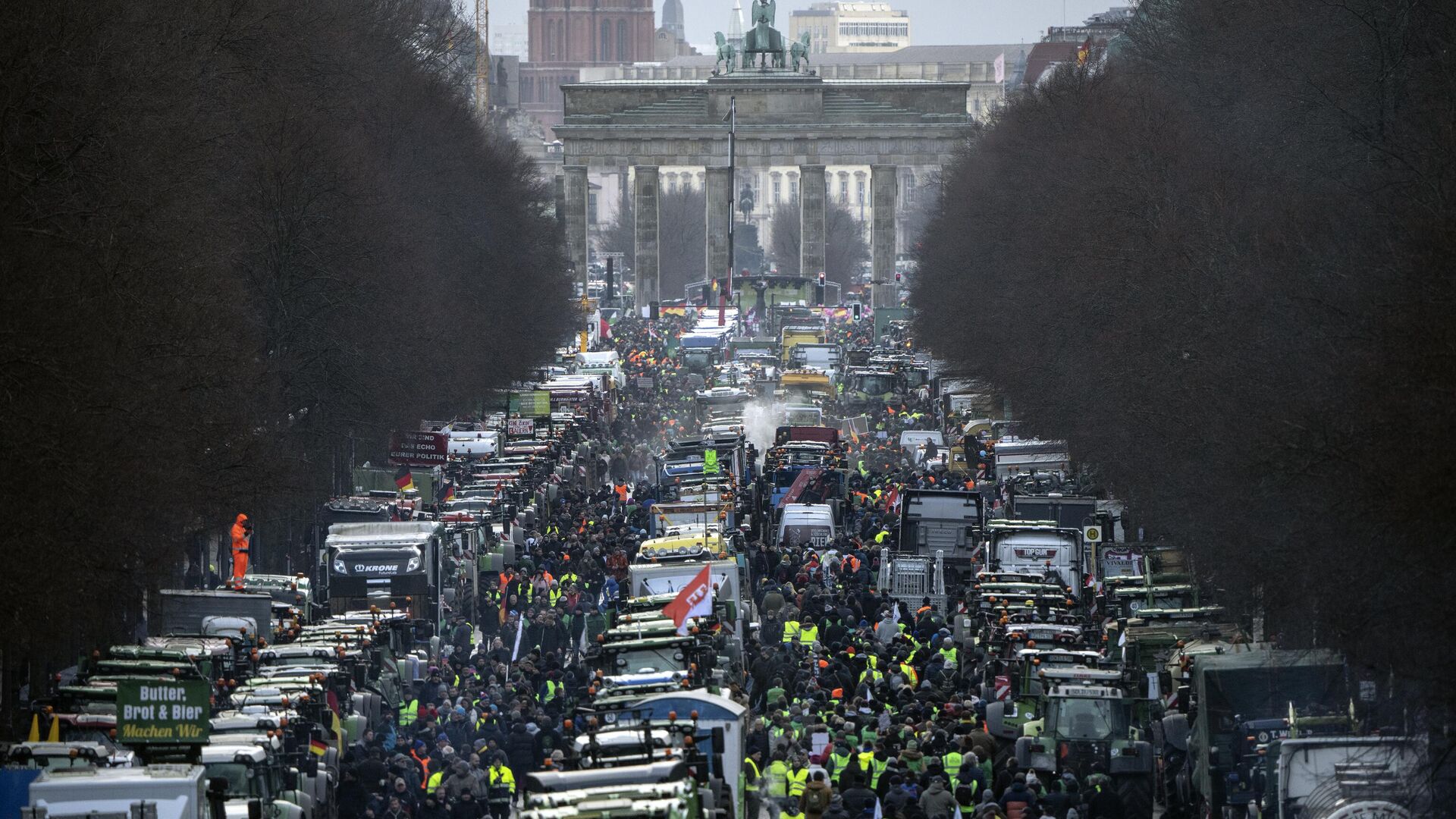 Фермеры с тракторами протестуют у Бранденбургских ворот в Берлине против плана отмены налоговых льгот на используемое ими дизельное топливо. 15 января 2024 года - ИноСМИ, 1920, 20.02.2024