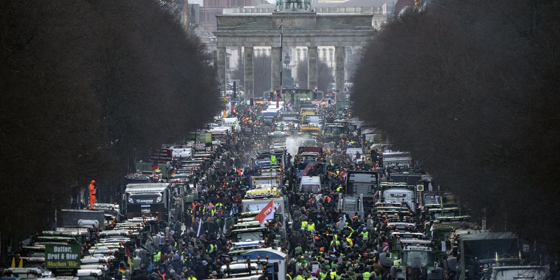 Фермеры с тракторами протестуют у Бранденбургских ворот в Берлине против плана отмены налоговых льгот на используемое ими дизельное топливо. 15 января 2024 года - ИноСМИ, 1920, 15.05.2024