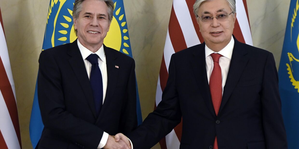 Президент Казахстана Касым-Жомарт Токаев принимает госсекретаря США Энтони Блинкена, слева, в президентском дворце Ак Орда в Астане