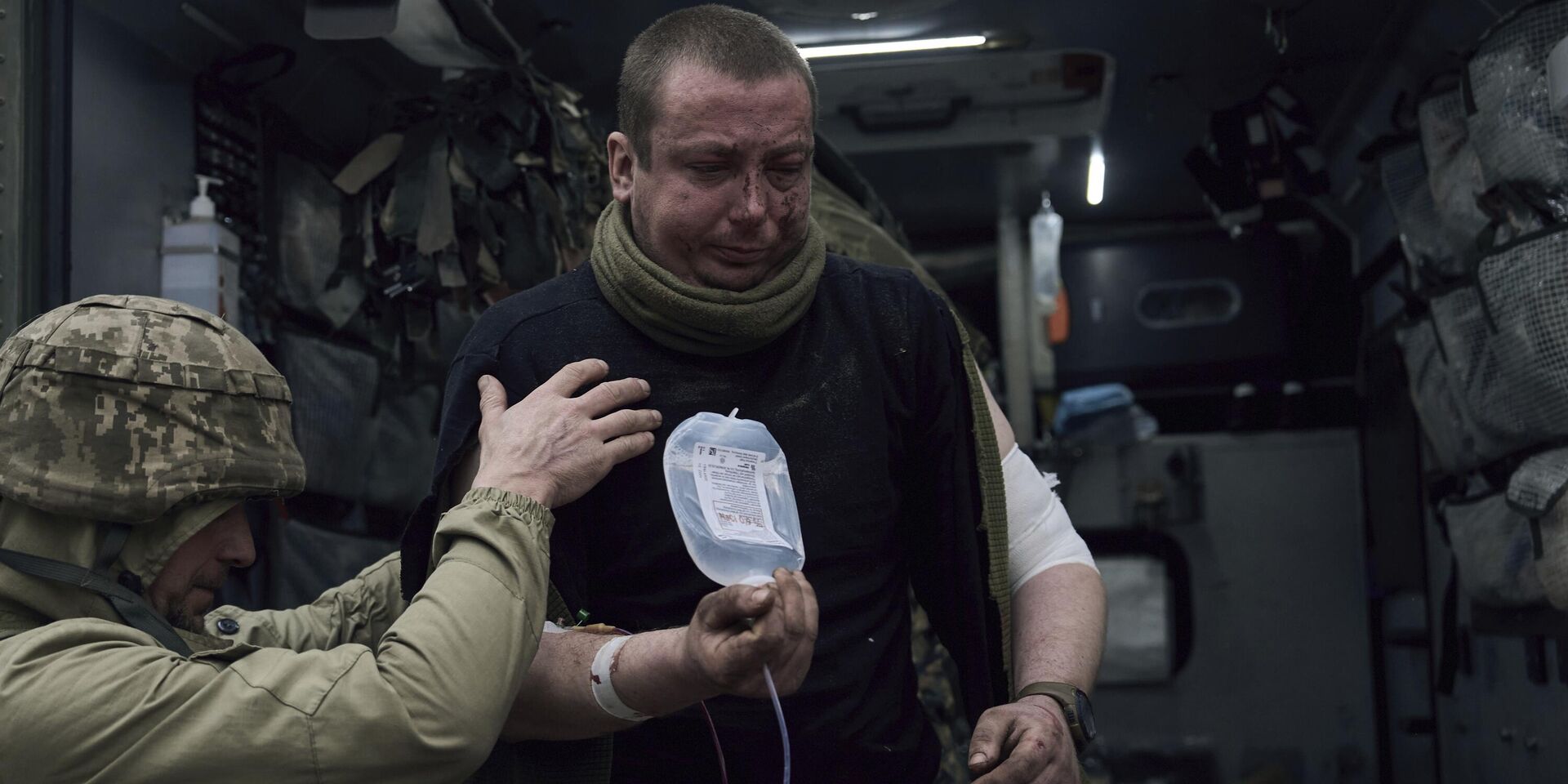 Украинский военный медик оказывает первую помощь раненному в бою солдату - ИноСМИ, 1920, 04.03.2024