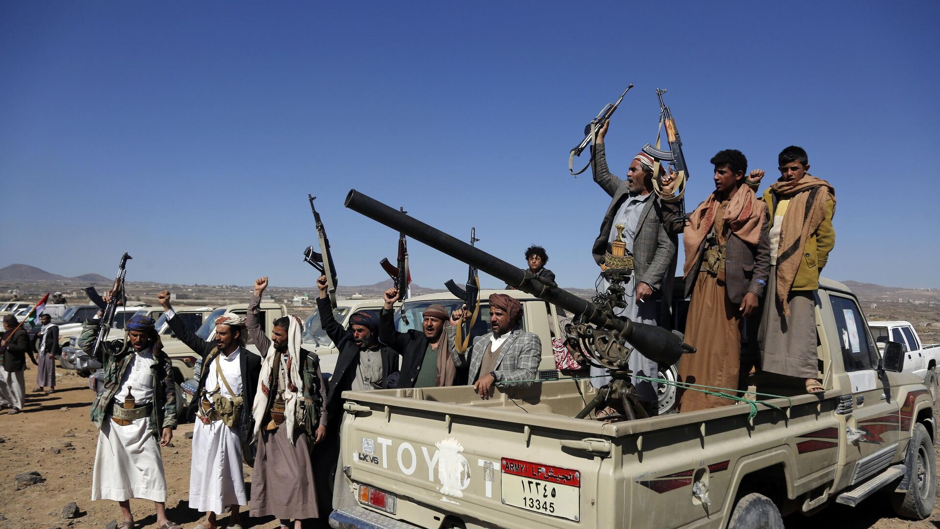 Боевики-хуситы и представители их племен проводят митинг против ударов США и Великобритании по военным объектам, находящимся под управлением хуситов, Йемен - ИноСМИ, 1920, 21.01.2024