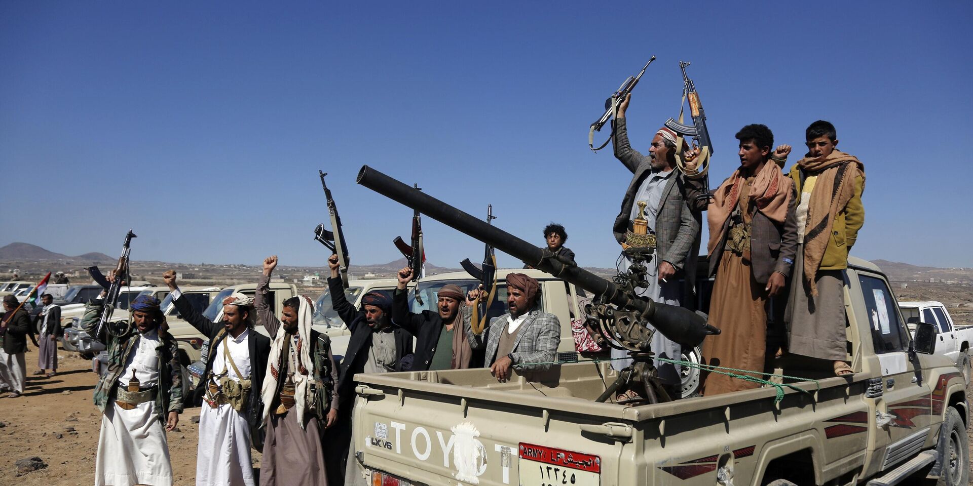Боевики-хуситы и представители их племен проводят митинг против ударов США и Великобритании по военным объектам, находящимся под управлением хуситов, Йемен - ИноСМИ, 1920, 21.01.2024