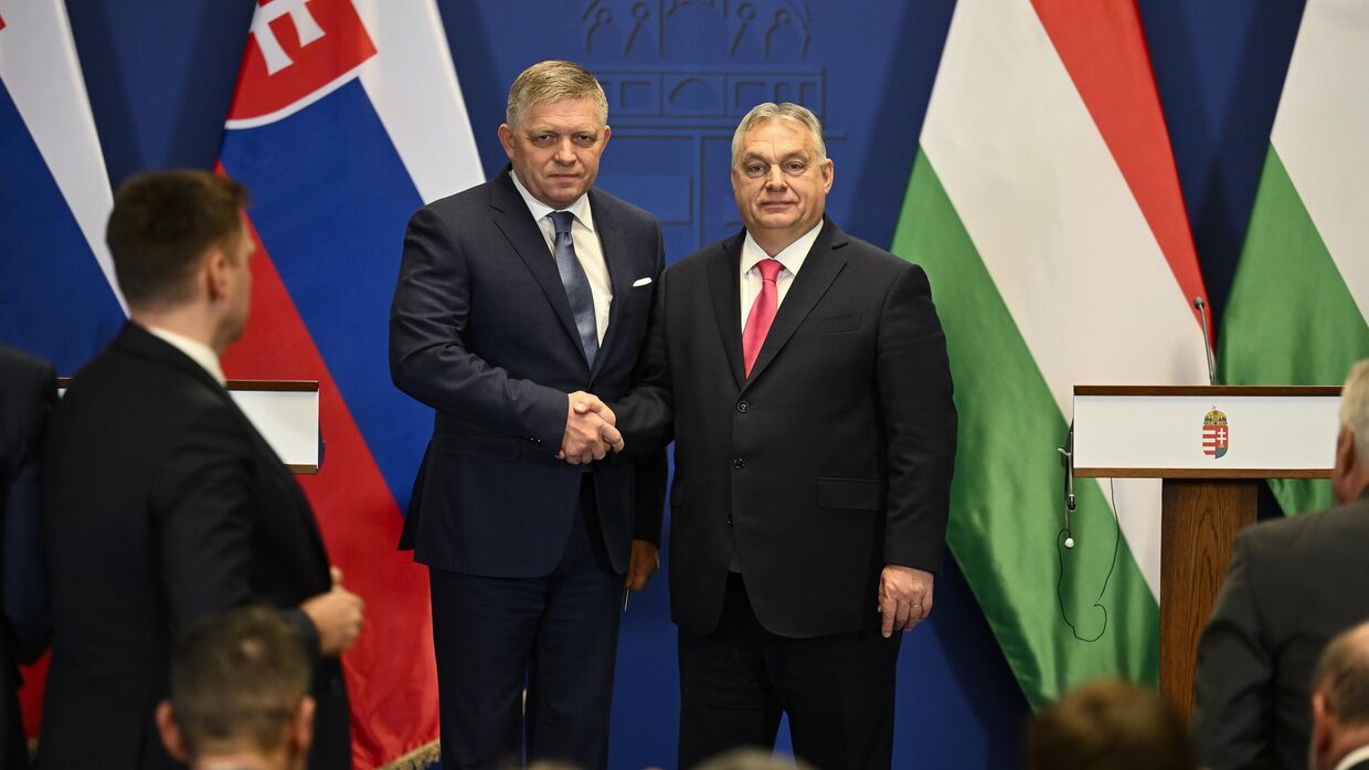 Премьер-министр Словакии Роберт Фицо и премьер-министр Венгрии Виктор Орбан пожимают друг другу руки после пресс-конференции в монастыре кармелитов в Будапеште