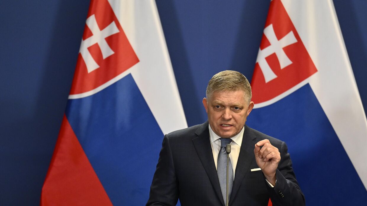 Премьер-министр Словакии Роберт Фицо выступает на пресс-конференции с премьер-министром Венгрии Виктором Орбаном в монастыре кармелитов в Будапеште