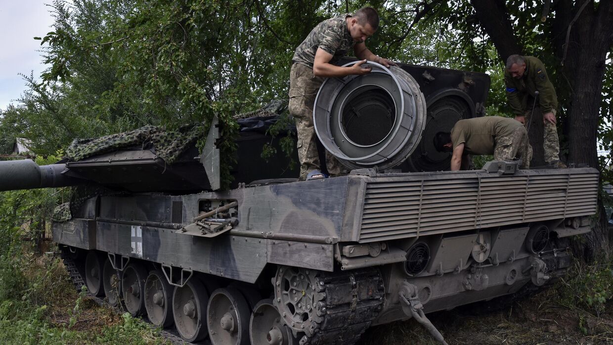 Украинские солдаты ремонтируют танк Leopard 2, Украина. 21 июня 2023 года