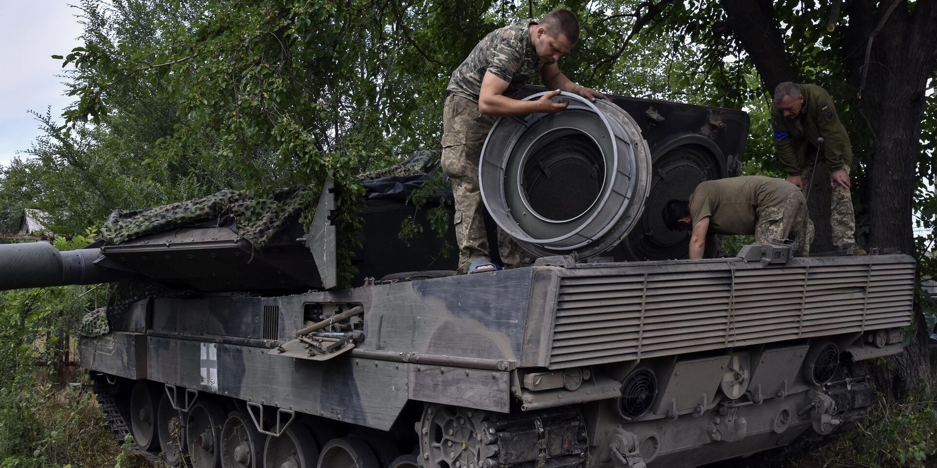 Украинские солдаты ремонтируют танк Leopard 2, Украина. 21 июня 2023 года - ИноСМИ, 1920, 26.01.2024