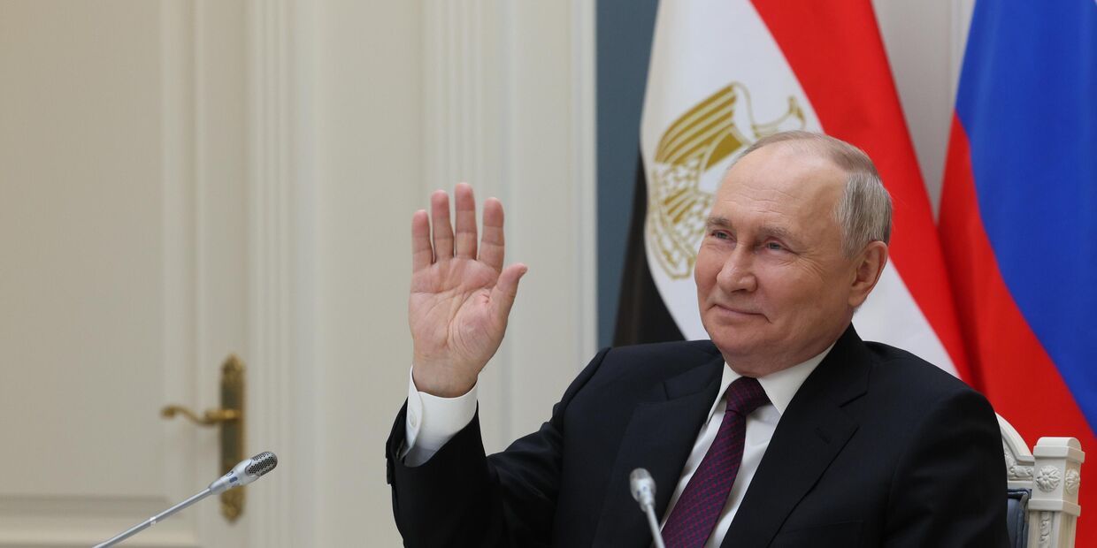 Президент РФ В. Путин принял участие в церемонии по случаю начала заливки бетона в основание энергоблока №4 египетской АЭС Эль-Дабаа