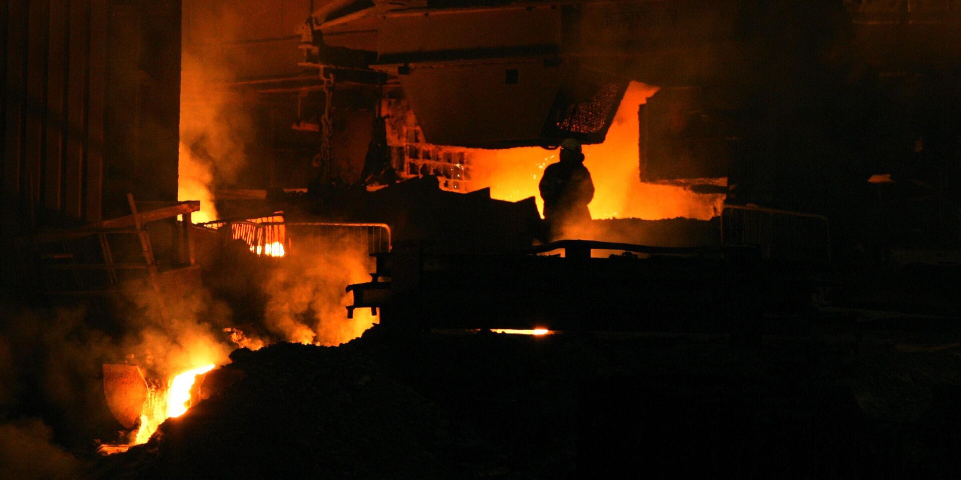 Рабочий на сталелитейном заводе Corus steelworks, дочерней компании индийской Tata Steel, Англия. Архивная фотография - ИноСМИ, 1920, 24.01.2024