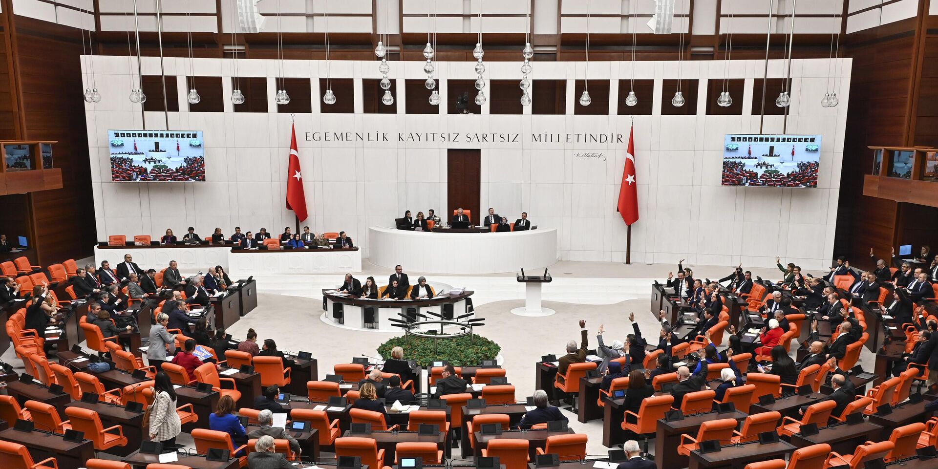 Турецкие законодатели следят за дебатами по поводу заявки Швеции на вступление в НАТО в турецком парламенте в Анкаре, Турция, во вторник, 23 января 2024 года. Членство Швеции в военный альянс было одобрено. - ИноСМИ, 1920, 24.01.2024