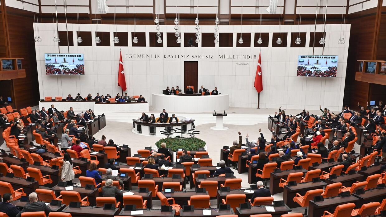 Турецкие законодатели следят за дебатами по поводу заявки Швеции на вступление в НАТО в турецком парламенте в Анкаре, Турция, во вторник, 23 января 2024 года. Членство Швеции в военный альянс было одобрено.
