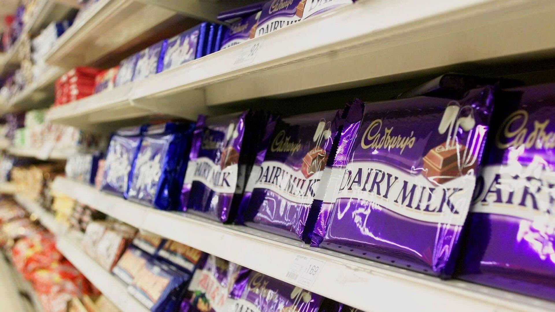 Шоколадные конфеты Cadbury Dairy Milk на полке супермаркета в Лондоне, 16 марта 2000 год. - ИноСМИ, 1920, 27.01.2024