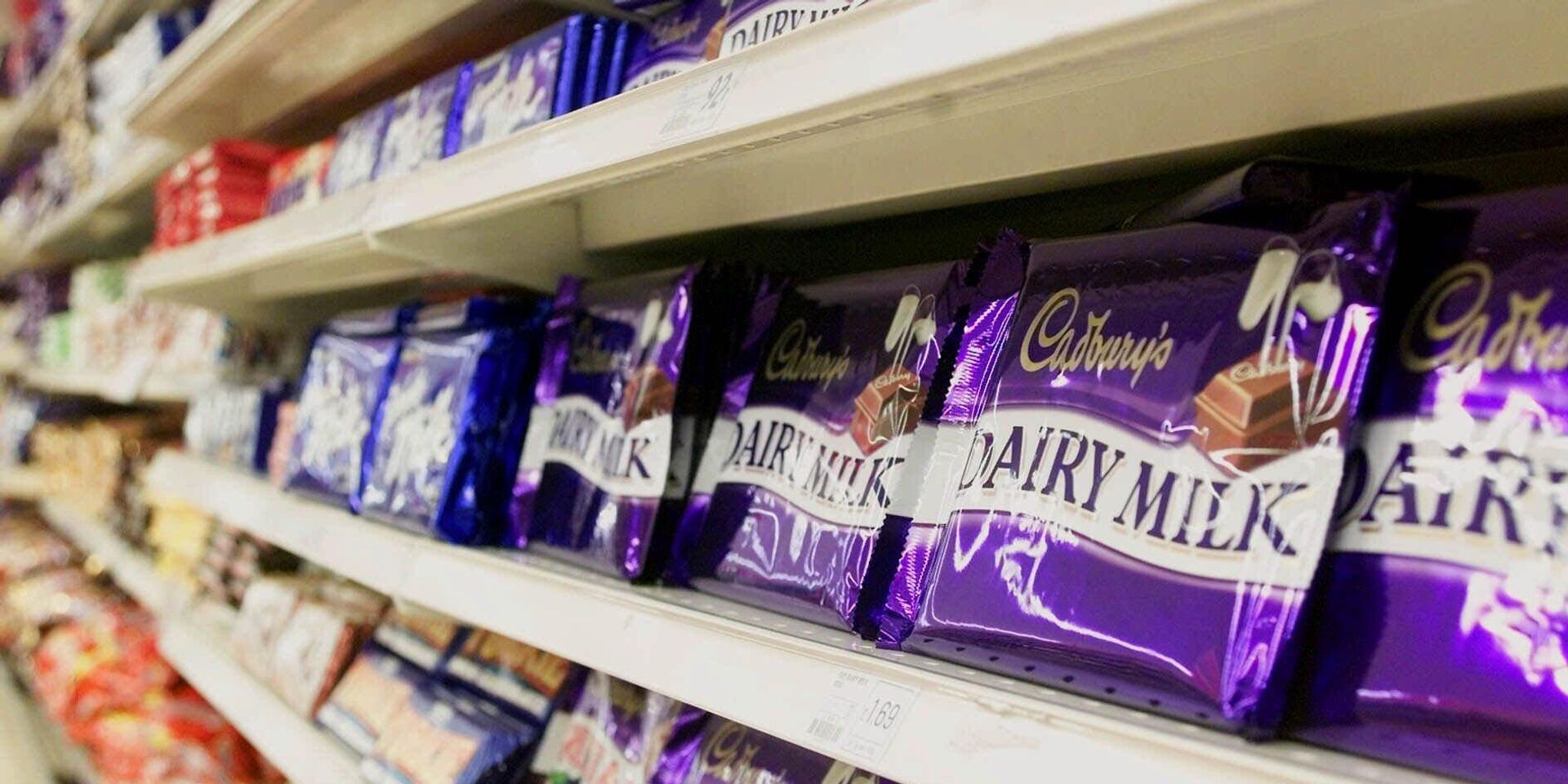 Шоколадные конфеты Cadbury Dairy Milk на полке супермаркета в Лондоне, 16 марта 2000 год. - ИноСМИ, 1920, 27.01.2024