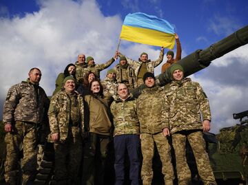 Бывший министр обороны Великобритании Бен Уоллес, третий справа внизу, позирует с украинскими солдатами, которые тренировались на танках Challenger 2 в Англии Бывший министр обороны Великобритании Бен Уоллес, третий справа внизу, позирует с украинскими солдатами, которые тренировались на танках Challenger 2 в Англии