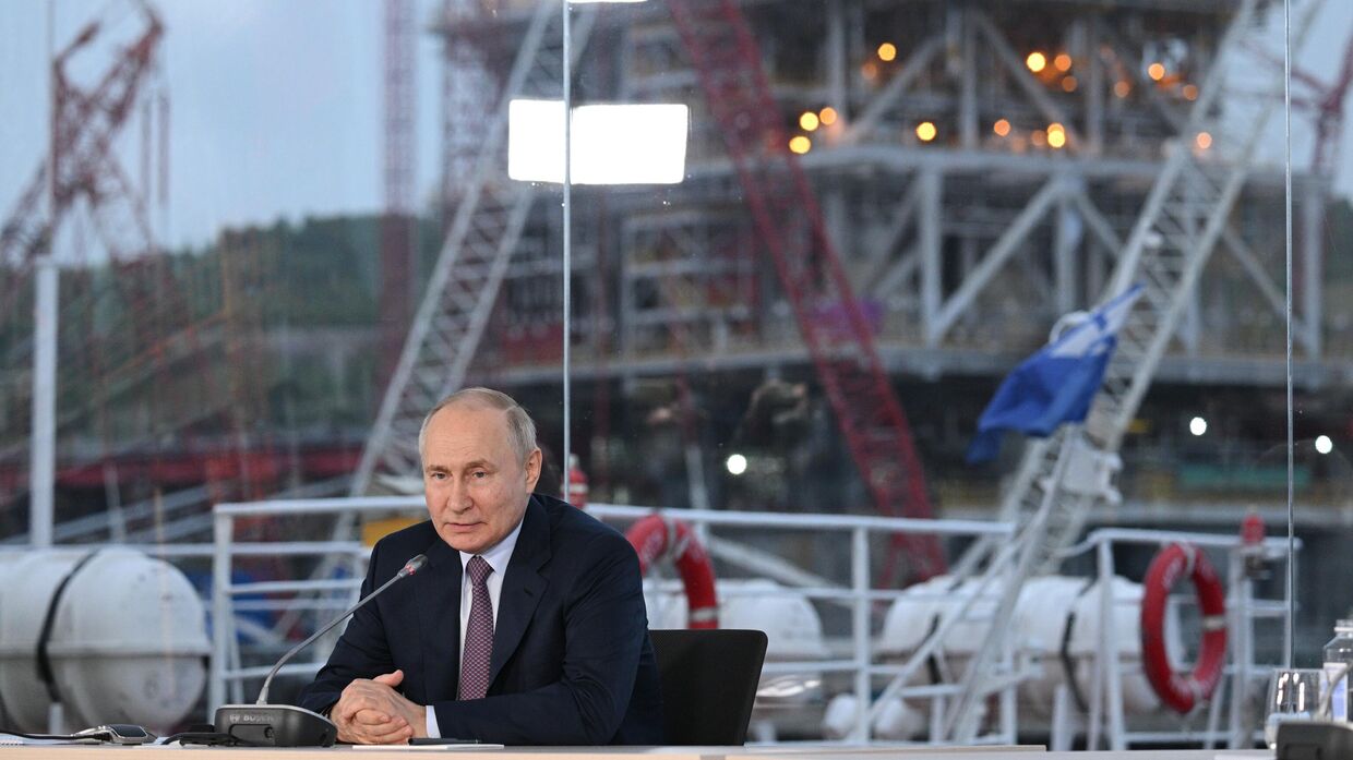 Президент РФ Владимир Путин на совещании на тему загрузки Центра строительства крупнотоннажных морских сооружений компании Новатэк-Мурманск