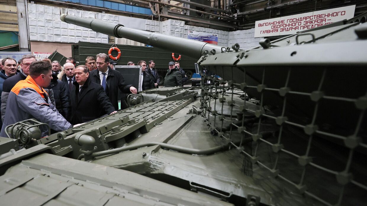 Заместитель председателя Совета безопасности РФ Дмитрий Медведев посещает Омский завод транспортного машиностроения в Сибирском федеральном округе