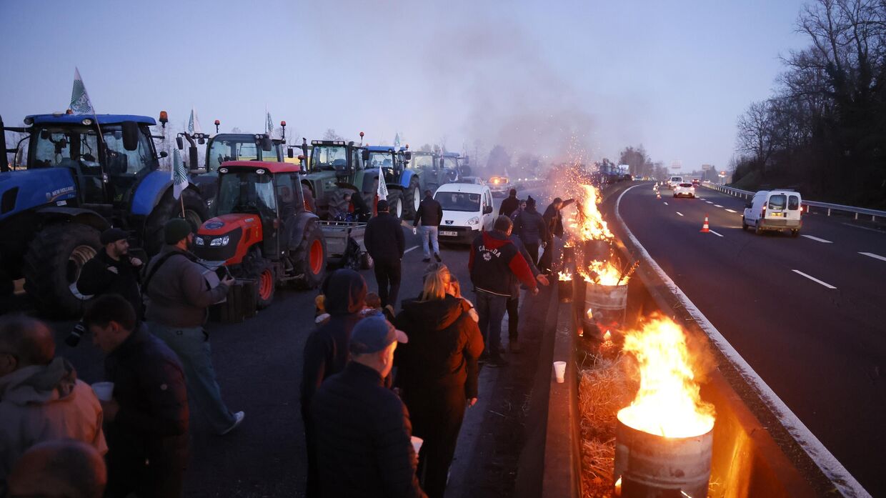 Протесты французских фермеров на шоссе близ Аблейжа, недалеко от Парижа. 26 января 2024 года
