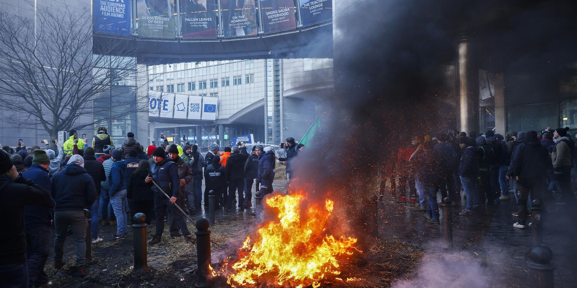 Фермеры сжигают солому и шины во время акции протеста у здания Европейского парламента в Брюсселе - ИноСМИ, 1920, 01.04.2024