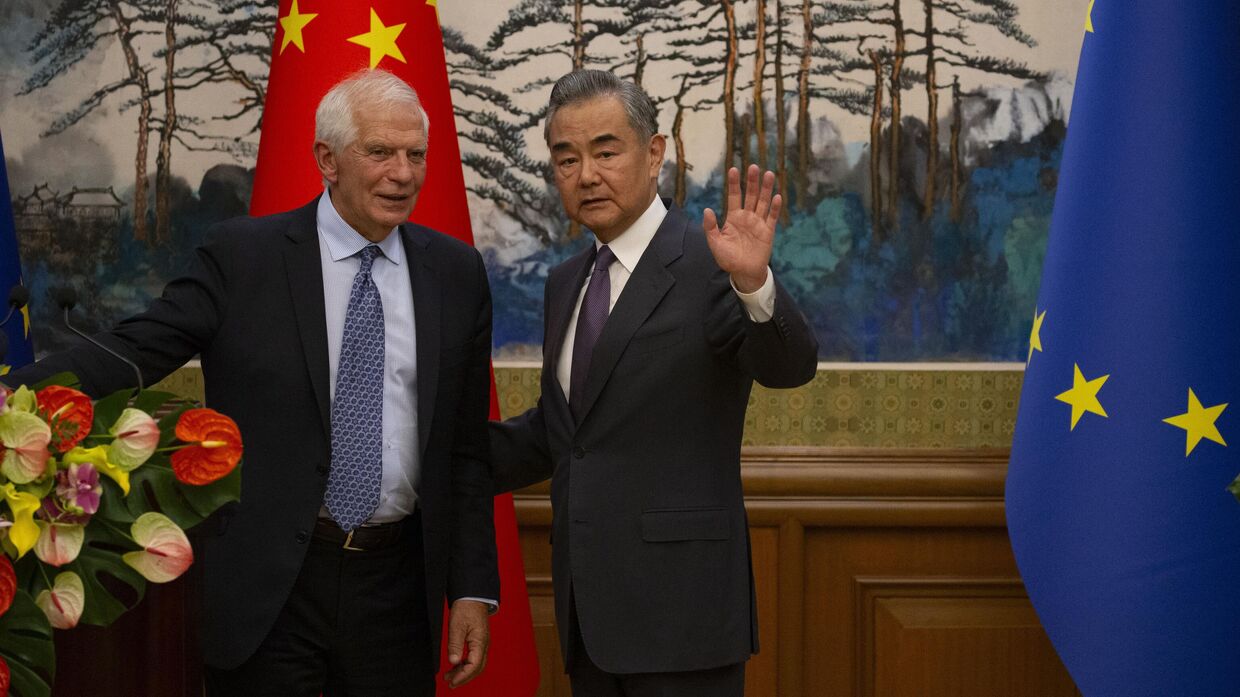Глава внешнеполитического ведомства ЕС Жозеп Боррель и министр иностранных дел Китая Ван И после пресс-конференции по итогам Стратегического диалога высокого уровня ЕС-Китай в Пекине. 13 октября 2023 года.
