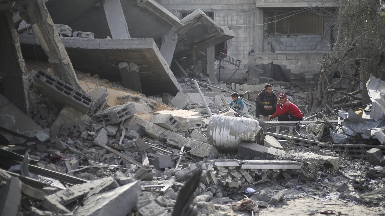 Палестинцы в разрушенном Израилем городе Рафах на юге сектора Газа, 12 февраля 2024 года.