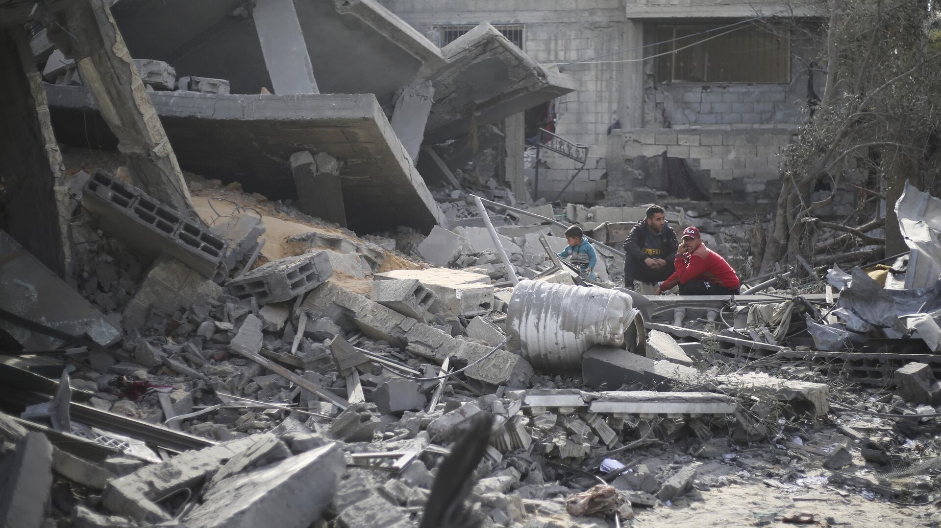 Палестинцы в разрушенном Израилем городе Рафах на юге сектора Газа, 12 февраля 2024 года. - ИноСМИ, 1920, 17.02.2024