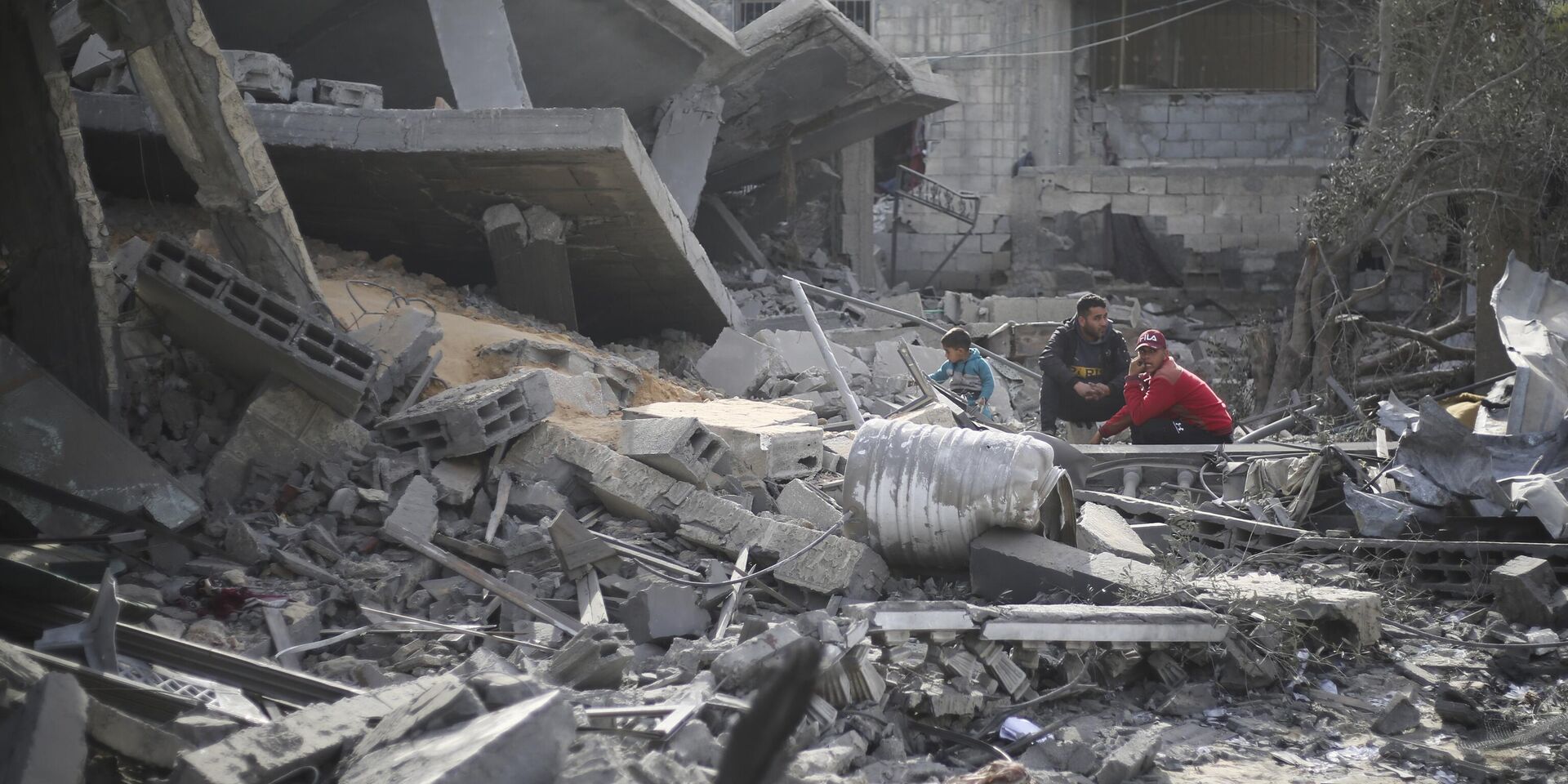 Палестинцы в разрушенном Израилем городе Рафах на юге сектора Газа, 12 февраля 2024 года. - ИноСМИ, 1920, 25.03.2024