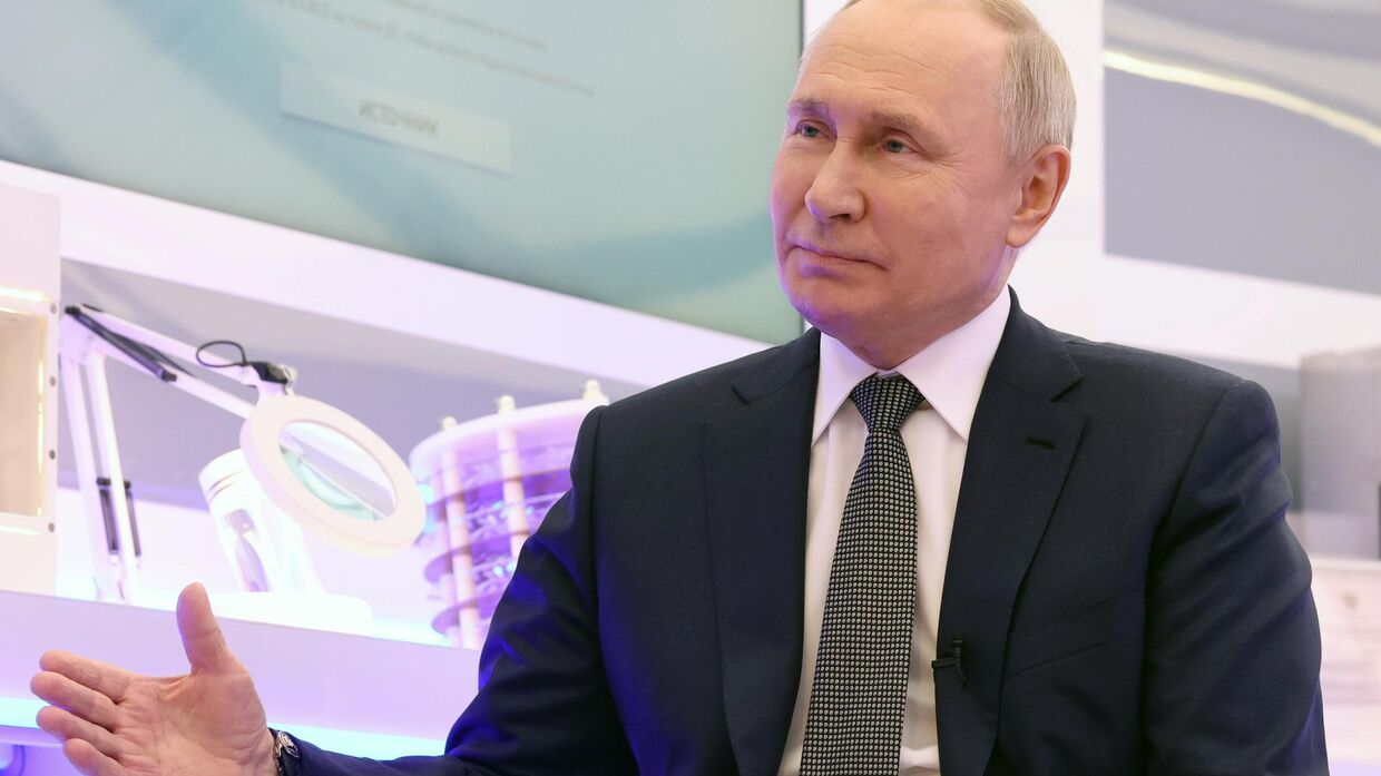 Президент РФ Владимир Путин ответил на вопросы журналиста Павла Зарубина