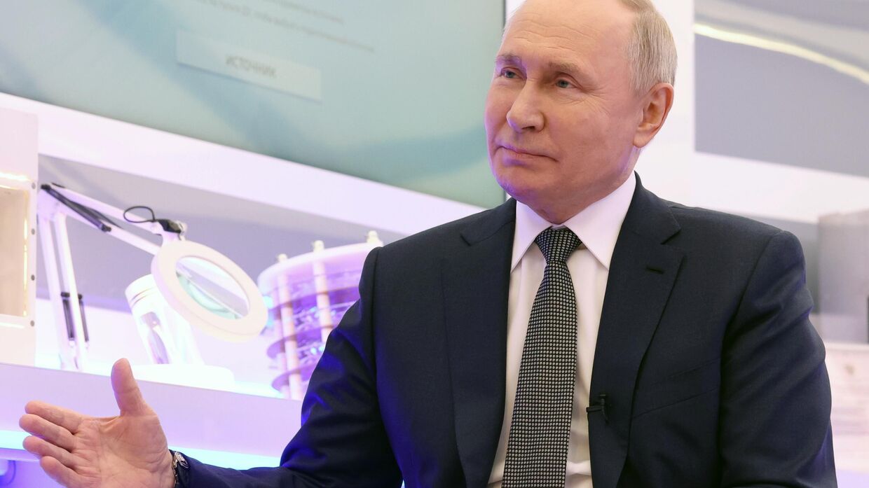 Президент РФ Владимир Путин ответил на вопросы журналиста Павла Зарубина