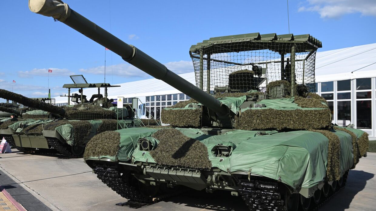 Танк Т-90М с комплексом радиоэлектронной защиты от FPV-дронов Тритон 
