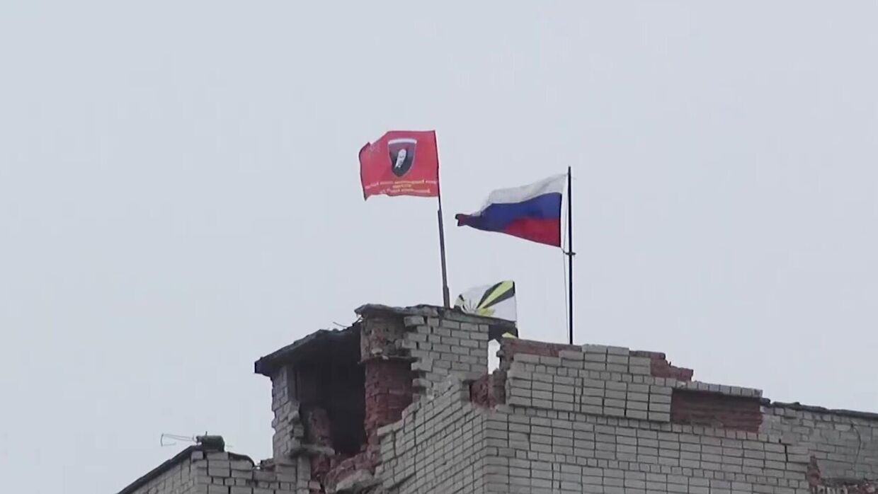 Российский флаг на здании в Авдеевке