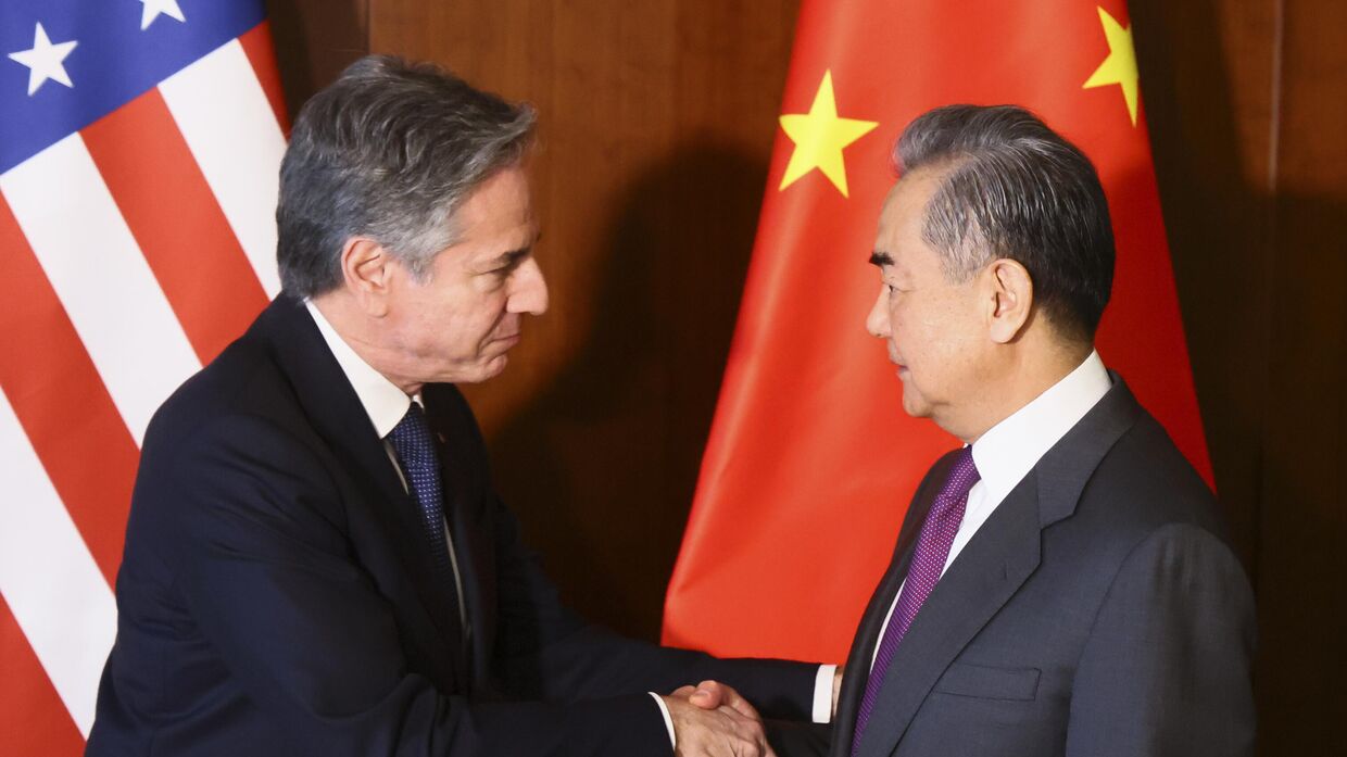 Госсекретарь США Энтони Блинкен и министр иностранных дел Китая Ван И пожимают друг другу руки во время встречи на Мюнхенской конференции по безопасности, 16 февраля 2024 г.