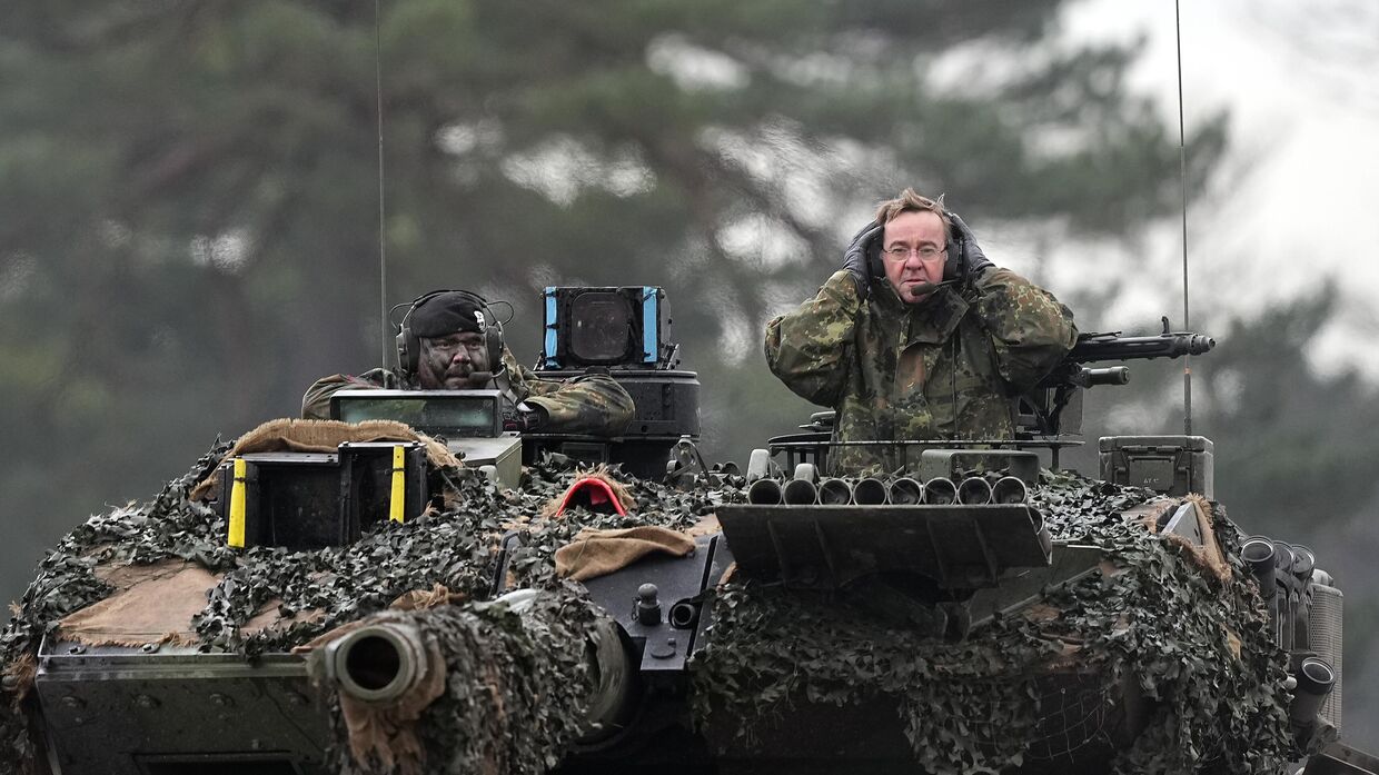 Министр обороны Германии Борис Писториус на танке Leopard 2 в 203-м танковом батальоне бундесвера, Германия