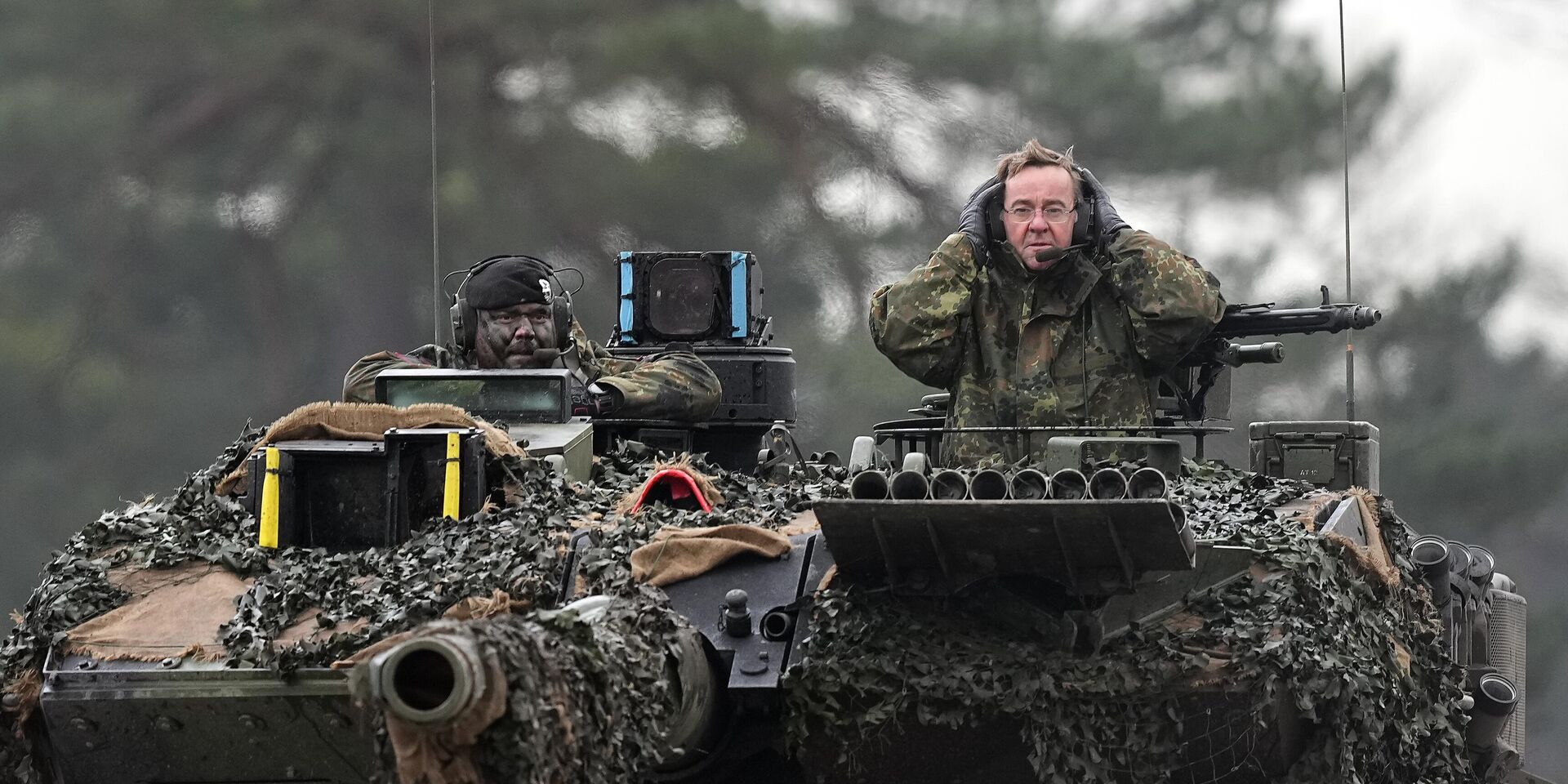 Министр обороны Германии Борис Писториус на танке Leopard 2 в 203-м танковом батальоне бундесвера, Германия - ИноСМИ, 1920, 13.03.2024