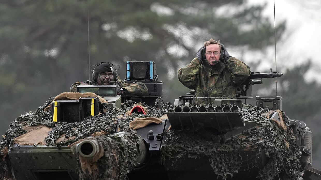 Министр обороны Германии Борис Писториус на танке Leopard 2 в 203-м танковом батальоне бундесвера, Германия