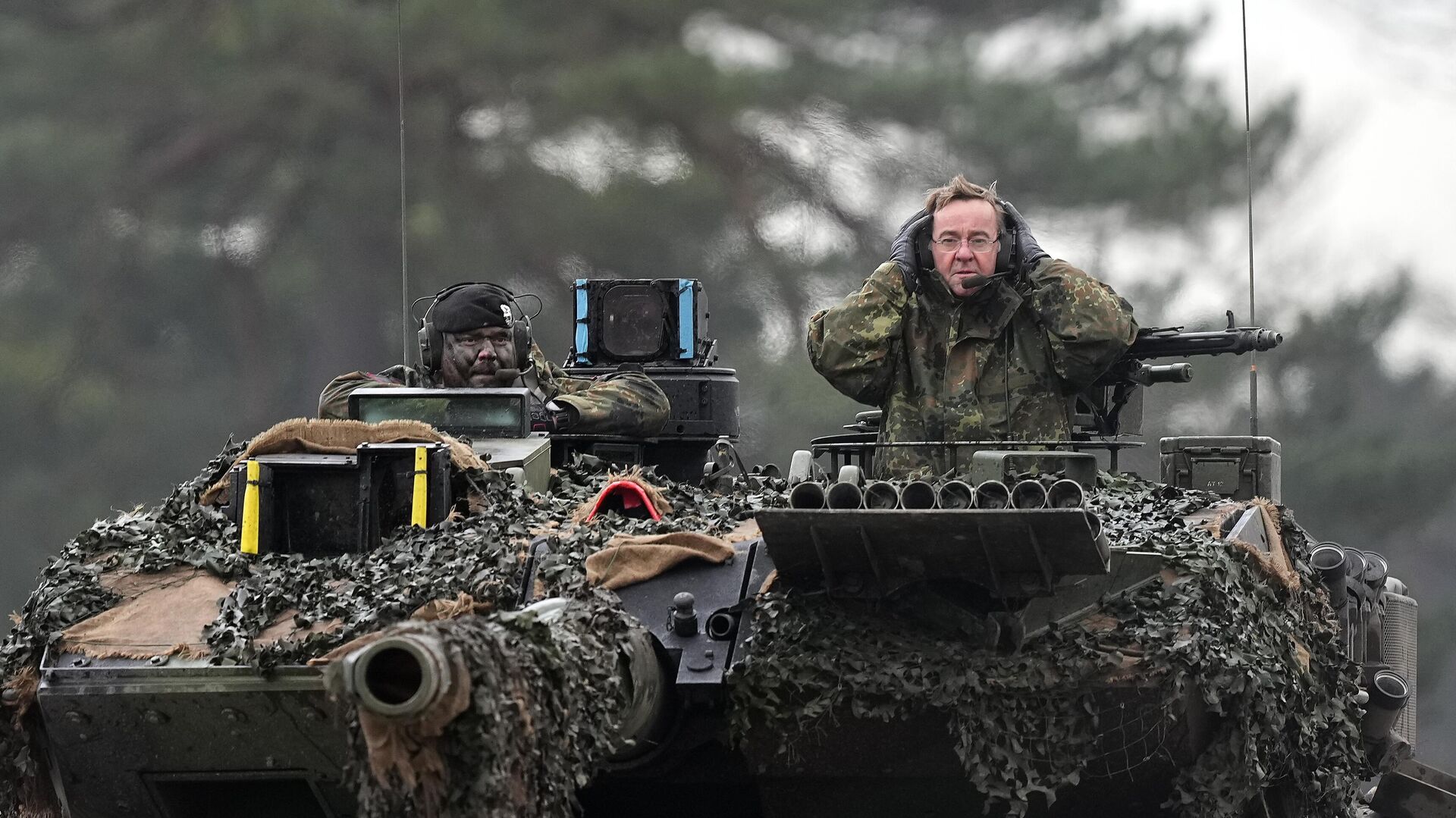 Министр обороны Германии Борис Писториус на танке Leopard 2 в 203-м танковом батальоне бундесвера, Германия - ИноСМИ, 1920, 21.05.2024