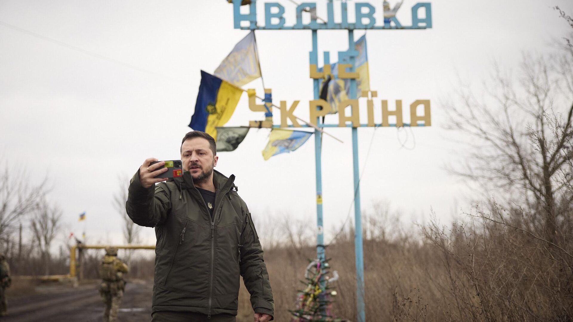 Президент Украины Владимир Зеленский делает селфи у въезда в Авдеевку 29 декабря 2023 года - ИноСМИ, 1920, 21.04.2024