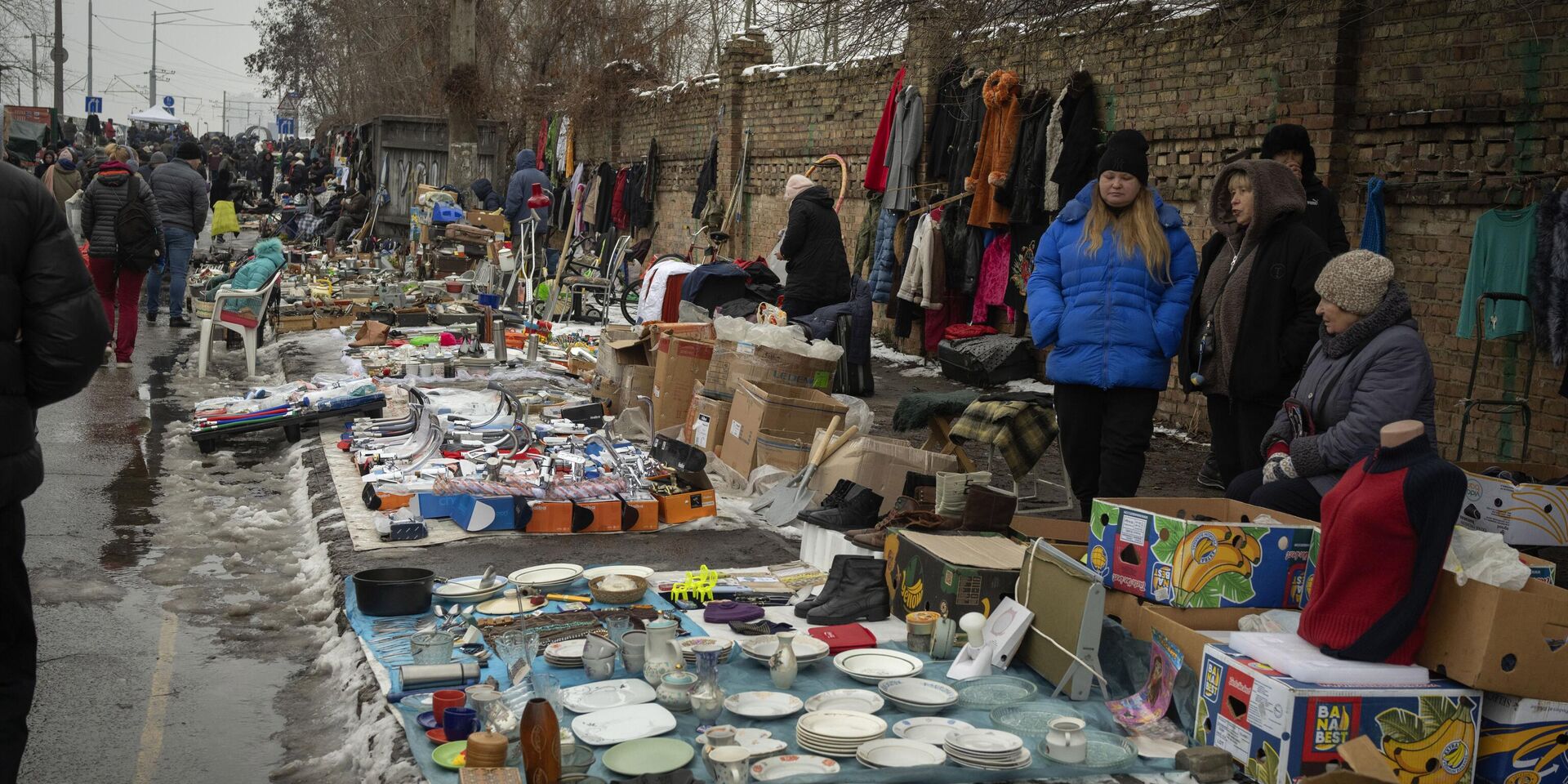 Люди продают вещи на городском блошином рынке в Киеве, покупателей немного - ИноСМИ, 1920, 20.02.2024