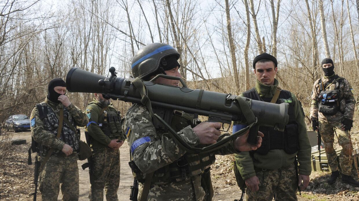 Украинские военнослужащие изучают шведский ручной противотанковый гранатомет Carl Gustaf M4 во время тренировки под Харьковом