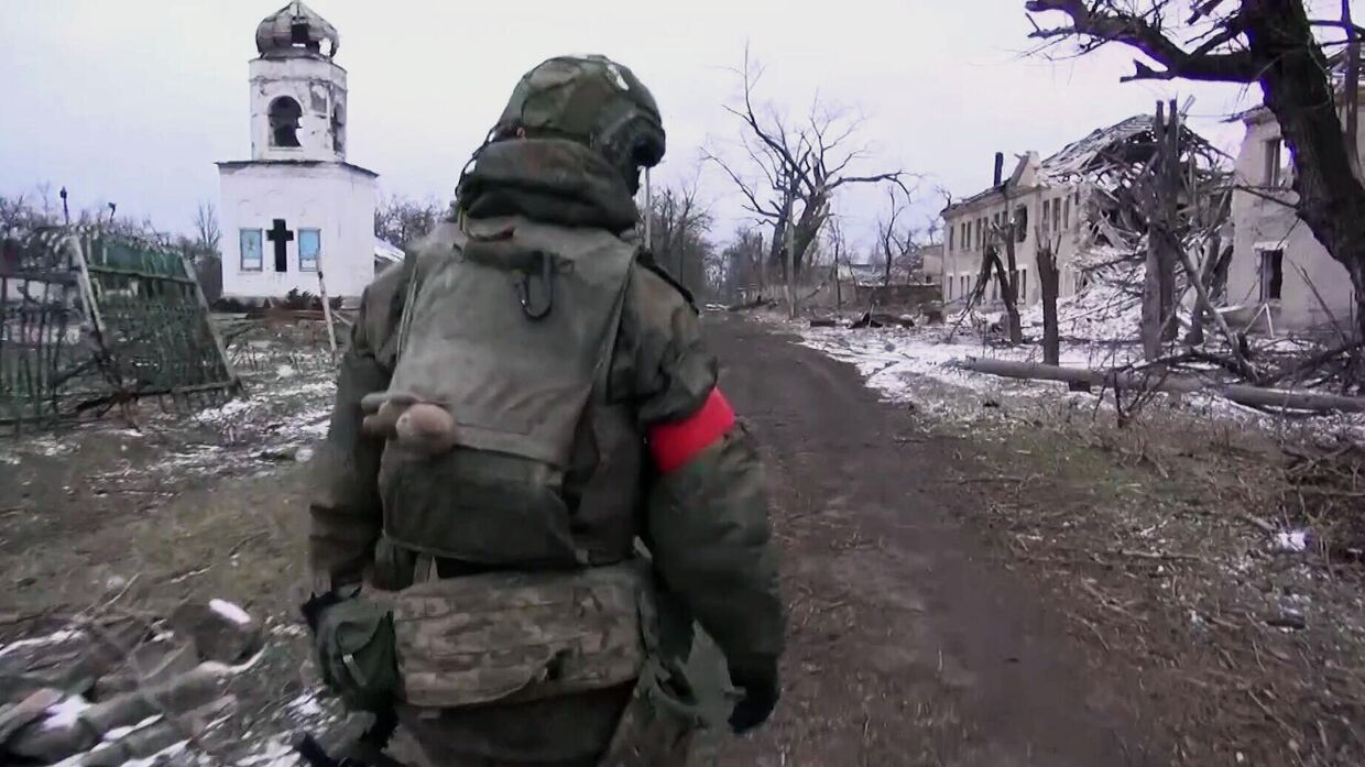 Военнослужащие ВС РФ осматривают покинутые позиции ВСУ в Авдеевке