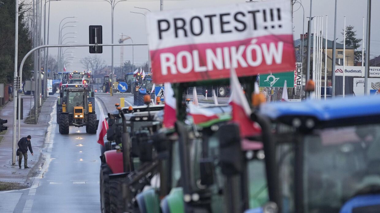 Польские фермеры усиливают общенациональный протест против импорта украинских продуктов питания. Колонна тракторов направляется в Минск-Мазовецки (Польша)