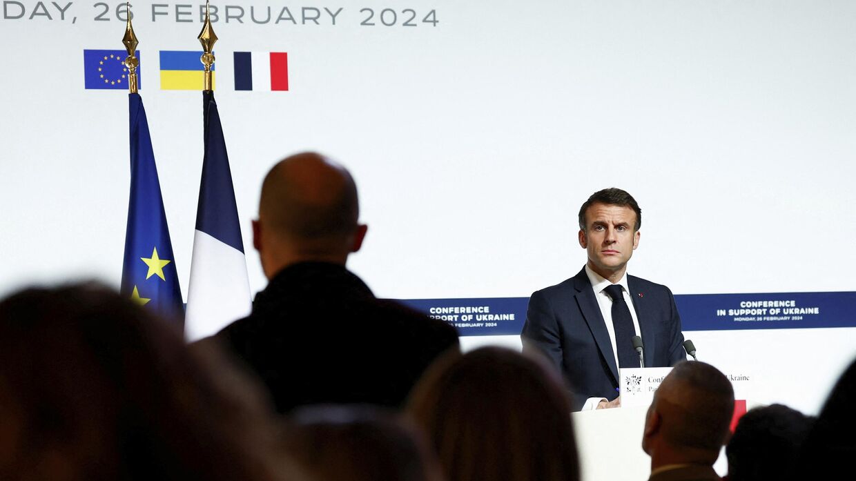 Президент Франции Эммануэль Макрон выступает во время пресс-конференции в Елисейском дворце в Париже
