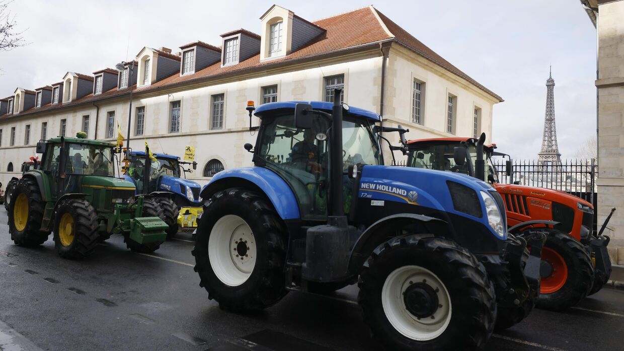 Разгневанные фермеры вернулись в Париж на тракторах в рамках новой акции протеста, они требуют большей государственной поддержки и упрощения нормативных требований