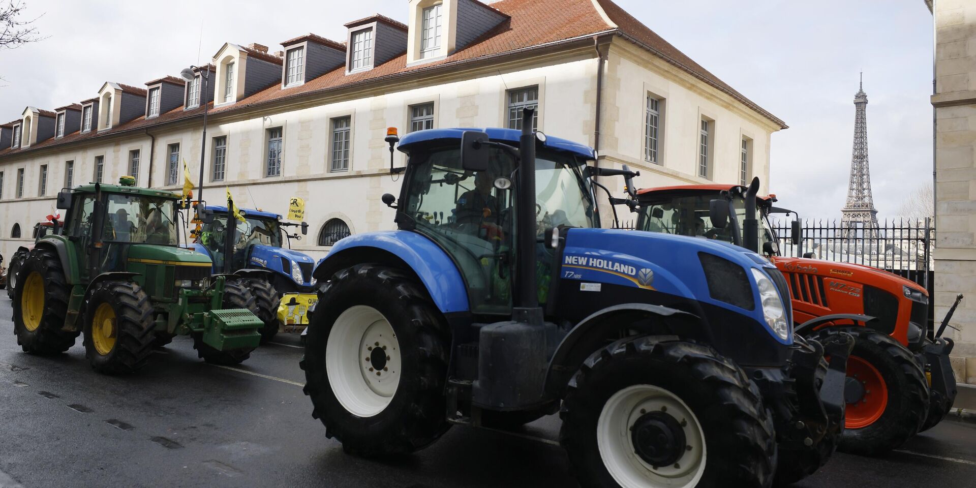Разгневанные фермеры вернулись в Париж на тракторах в рамках новой акции протеста, они требуют большей государственной поддержки и упрощения нормативных требований - ИноСМИ, 1920, 28.02.2024