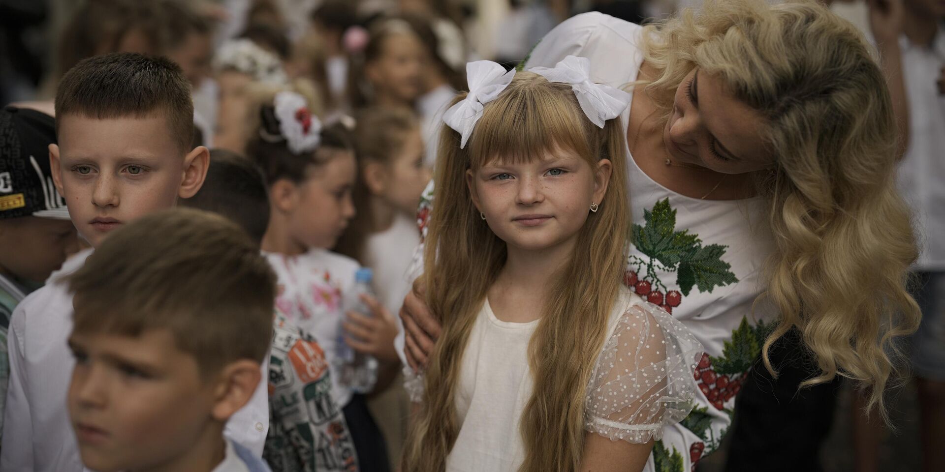 Учительница беседует с девочкой-беженкой с Украины перед церемонией открытия школы в Бухаресте, Румыния. 1 сентября 2022 года - ИноСМИ, 1920, 29.02.2024