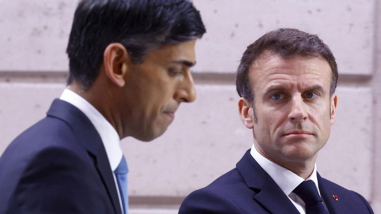 Президент Франции Эммануэль Макрон и премьер-министр Великобритании Риши Сунак проводят совместную пресс-конференцию в рамках франко-британского саммита в Елисейском дворце в Париже, пятница, 10 марта 2023 г.