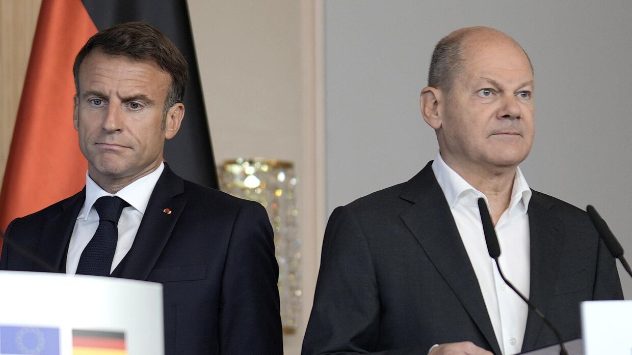 Канцлер Германии Олаф Шольц и президент Франции Эммануэль Макрон выступают на пресс-конференции после совместного заседания кабинета министров Германии и Франции в Гамбурге, 10 октября 2023 года.