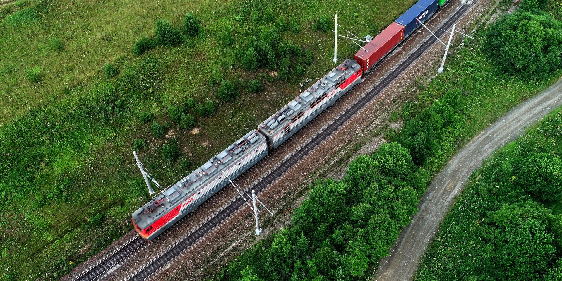 Товарный поезд дальнего следования перевозит контейнеры по Транссибу - ИноСМИ, 1920, 02.02.2026