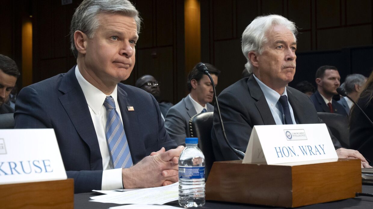 Директор ФБР Кристофер Рэй (слева) и директор ЦРУ Уильям Бернс принимают участие в слушаниях Сенатского комитета по разведке
