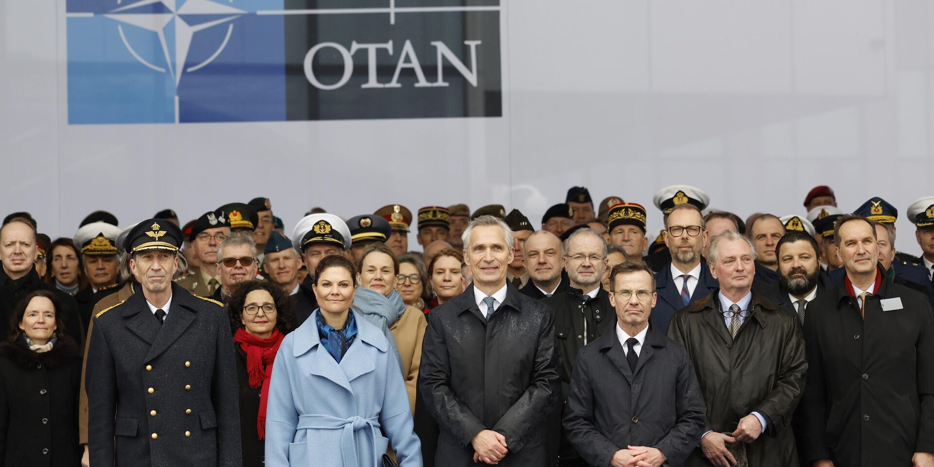 Генеральный секретарь НАТО Йенс Столтенберг, в центре, премьер-министр Швеции Ульф Кристерссон, справа от него, и наследная принцесса Швеции Виктория, слева от него, позируют с военными и штабным персоналом после церемонии по случаю вступления Швеции в НАТО - ИноСМИ, 1920, 25.03.2024