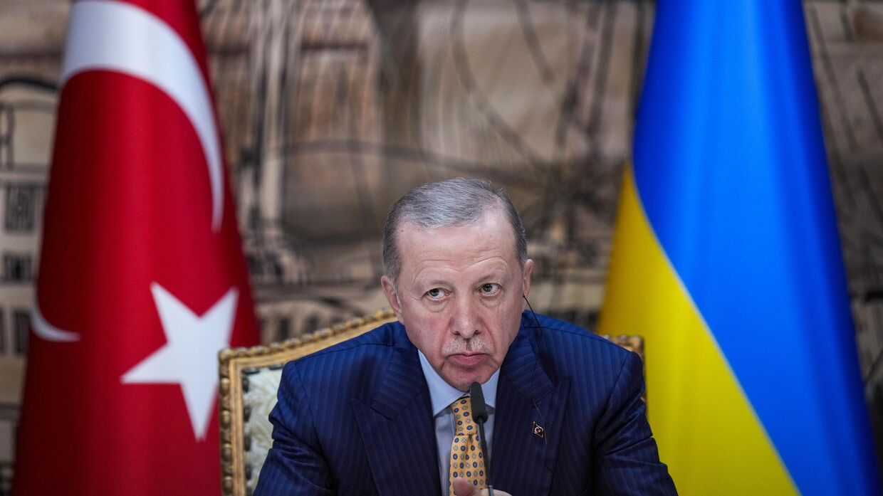 Президент Турции Реджеп Тайип Эрдоган слушает вопрос во время совместной пресс-конференции с президентом Украины Владимиром Зеленским после их встречи во дворце Долмабахче в Стамбуле, Турция, в пятницу, 8 марта 2024 года. 
