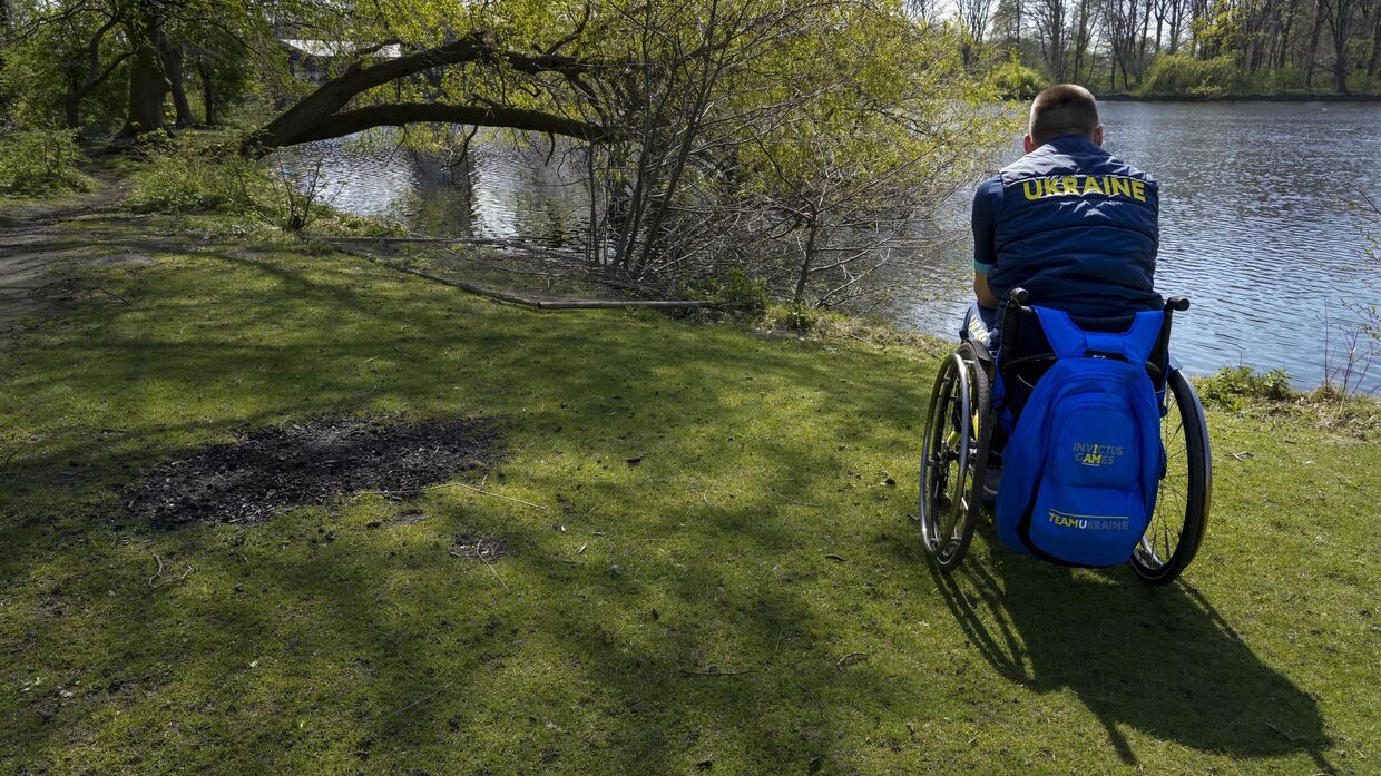 Вернувшийся с фронта украинский военнослужащий в инвалидной коляске